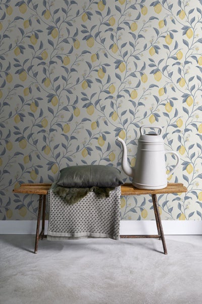 Szene mit einer Bank vor einer Tapete mit Zitronenmuster