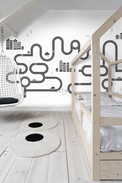 Kinderzimmer mit Wandtattoo, Bett, Teppichen und Hängesessel