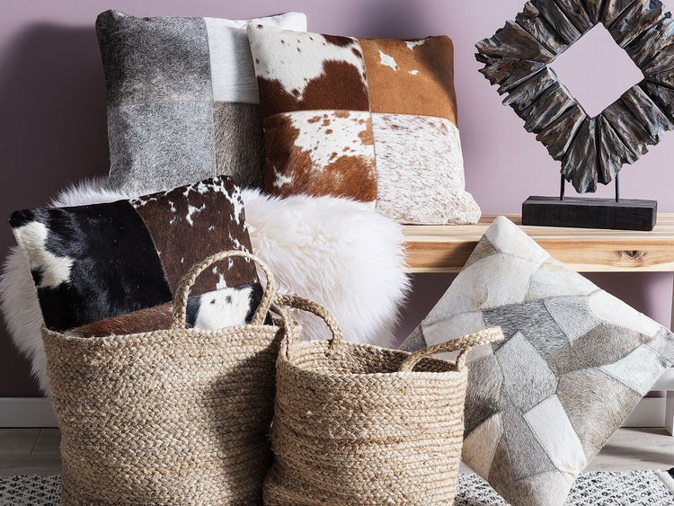 Zwei Kissen aus Fell mit quadratischem Muster