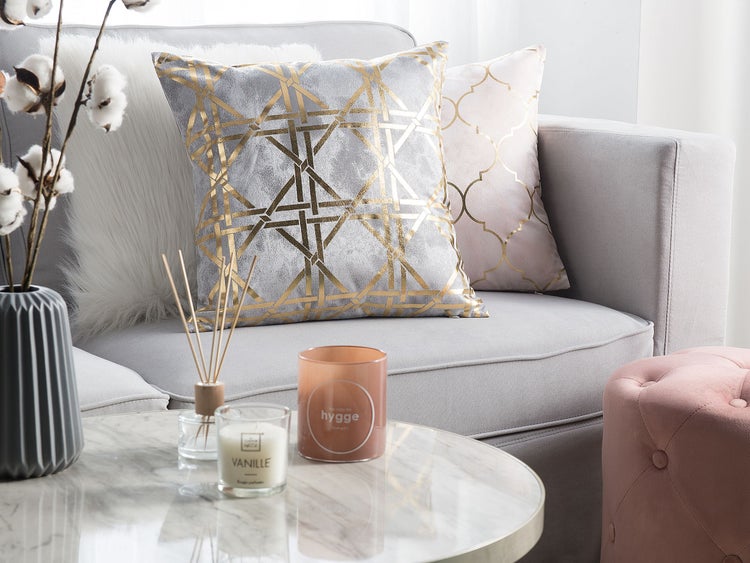 Zwei dekorative Kissen mit geometrischem Muster