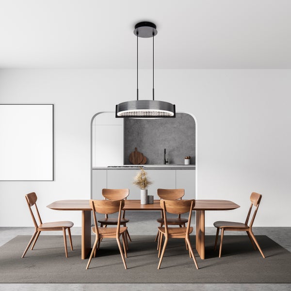 Esszimmer mit Holztisch, Stühlen, Teppich und Hängelampe