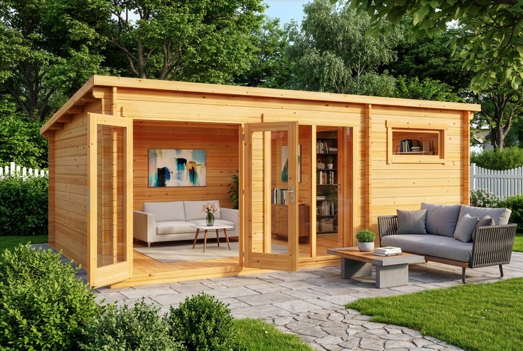 Modernes Gartenhaus aus hellem Holz mit großen Glasdoppeltüren, eingerichtetem Innenbereich und angrenzender Terrasse mit Gartenmöbeln.