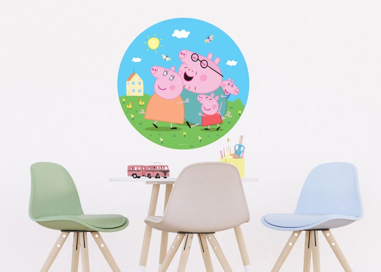 Kinderzimmer mit Peppa Pig Wandtattoo, Tisch und Stühlen
