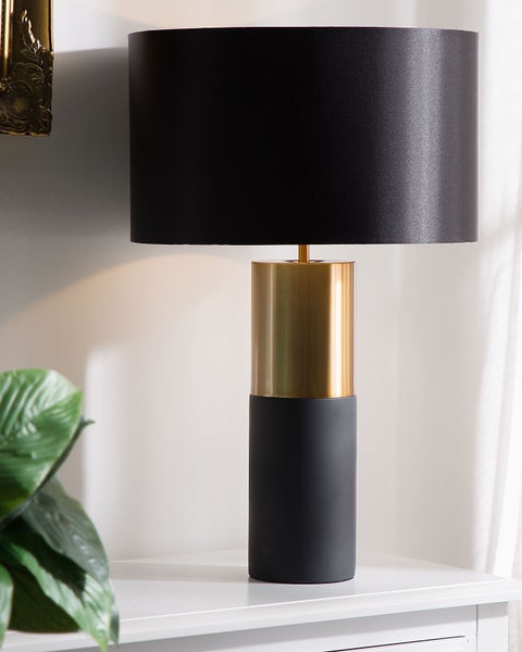 Dekorative Tischleuchte mit schwarzem Lampenschirm und goldenem Akzent