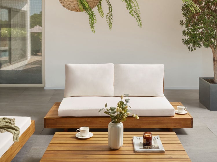 Terrasse mit Lounge Möbeln aus Holz, bestehend aus Sofa und Tisch