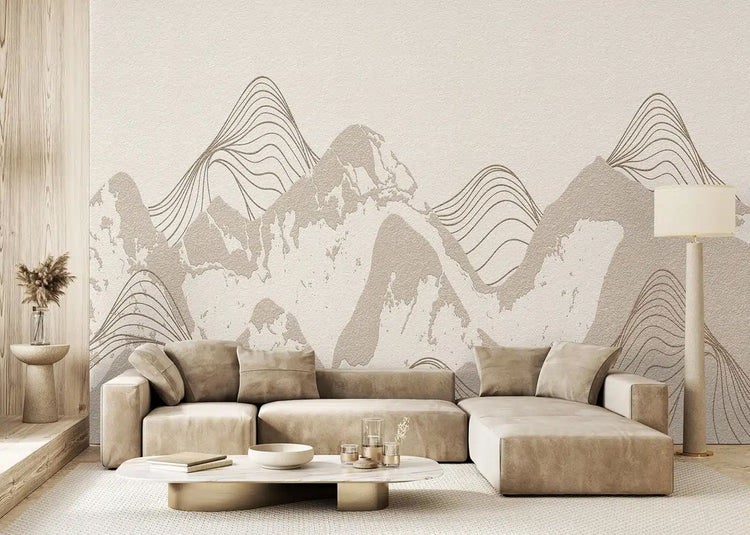 Modernes, helles Wohnzimmer mit Fototapete im Bergdesign, Ecksofa, ovalem Couchtisch und Stehleuchte.