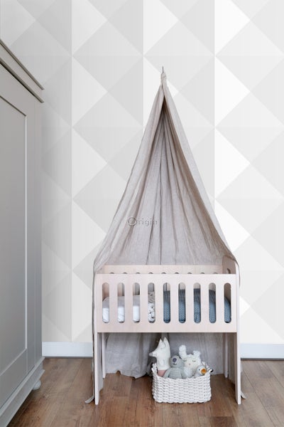 Kinderzimmer mit Babybett und Baldachin vor gemusterter Tapete