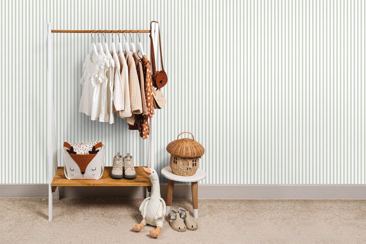 Kinderzimmer mit Kleiderständer, Kinderkleidung, Spielzeug und Accessoires