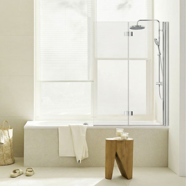Zweiteiliger Badewannenaufsatz aus Glas mit Chromscharnieren an einer weißen Badewanne in einem hellen, modernen Badezimmer.