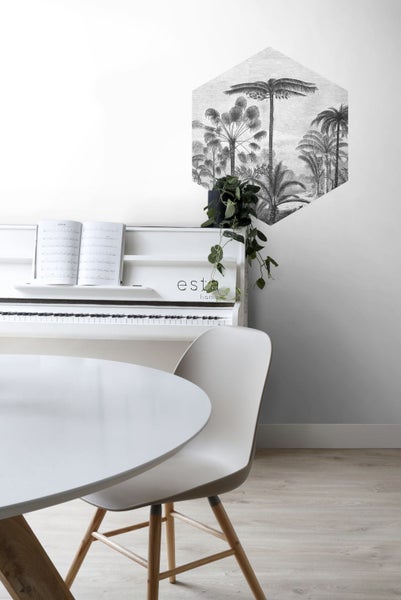 Szene mit einem Wandtattoo, einem Klavier, einem Tisch und einem Stuhl