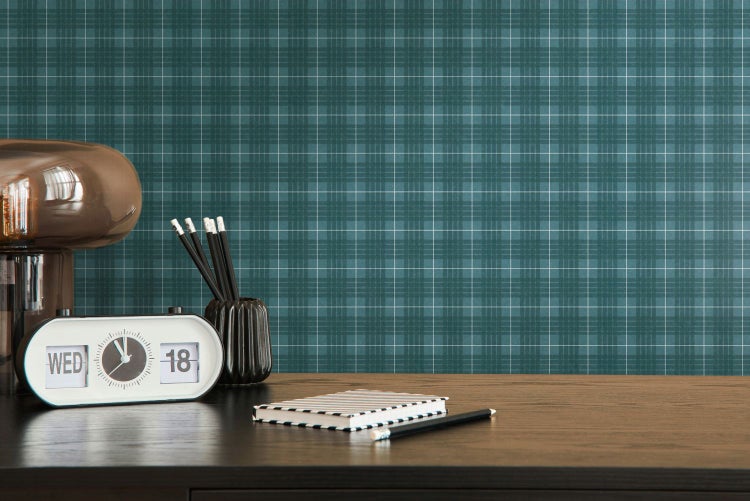 Wohnzimmer mit karierter Tapete, Kommode, Sofa und Dekorationen für eine gemütliche Atmosphäre