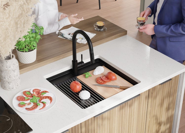 Küchenszene mit Spüle, Armatur und Lebensmitteln zur Zubereitung von Caprese