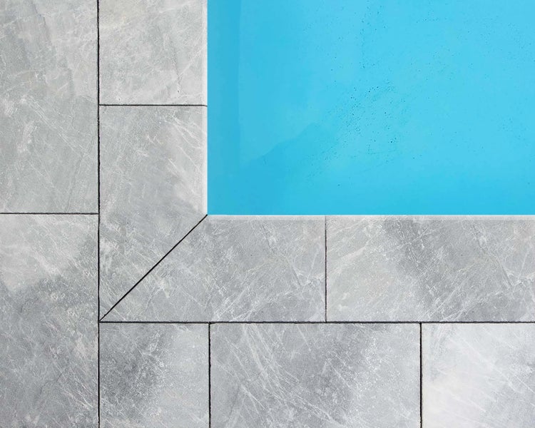 Wohnrausch Marmor Poolumrandung Beckenrandstein MIRA GREY, 61 x 30 x 3 cm, 1 Rundkante, sandgestrahlt, hellgrau