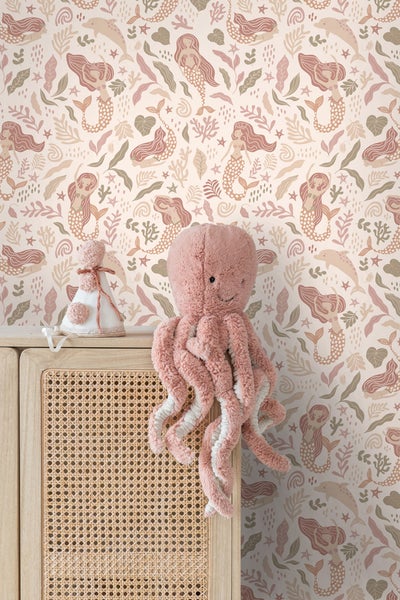 Kinderzimmer mit Meerjungfrau Tapete, Spielzeugfigur und einem Schrank aus Holz