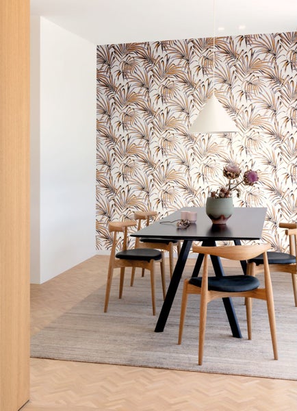 Schreibtisch mit Schreibtischlampe, Stuhl und Dekoration im Arbeitszimmer