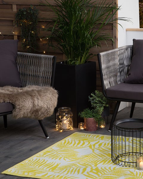 Ansicht von oben eines Holzgartenhauses mit Regalen und Geräten