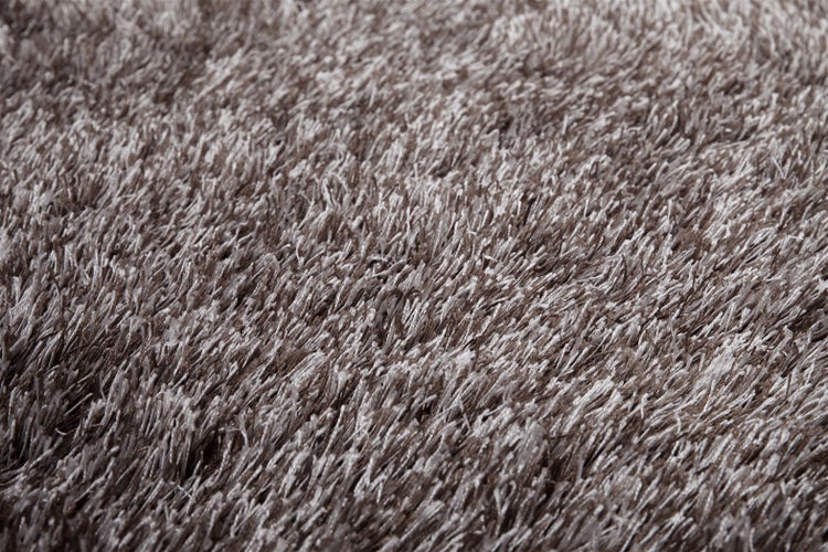 Rechteckiger Shaggy-Teppich mit hohem Flor und weicher Oberfläche in Taupe.