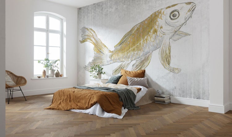 Schlafzimmer mit Bett, Fenster und Wandbild mit Fischmotiv