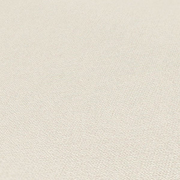 Dekorative Szene mit Bank, Kissen und Ziergras im Korb