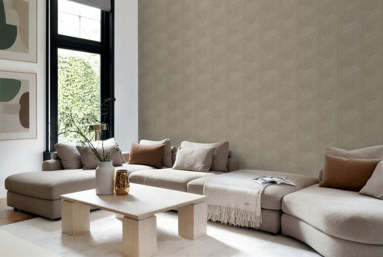 Wohnzimmer mit beiger Couch, geometrischer Tapete und hellem Holztisch