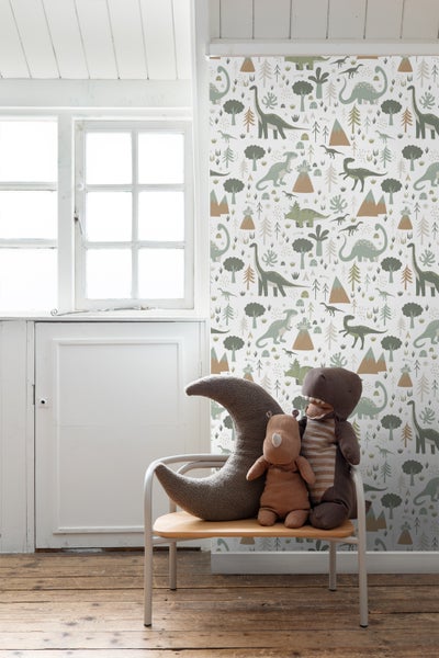 Zimmer mit Dinosaurier-Tapete und Spielzeug auf einem Stuhl