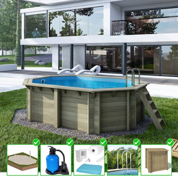 Aufstellpool aus Holz mit Leiter und Zubehör vor modernem Haus