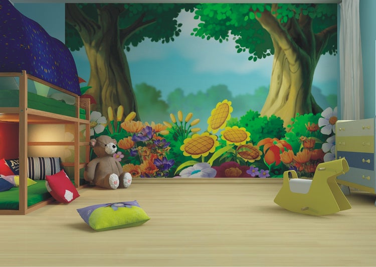 Kinderzimmer mit Etagenbett, Teddybär und Wandbild mit Waldmotiv