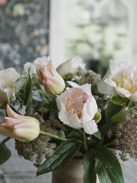 Esszimmer mit floraler Tapete, Esstisch und Stühlen