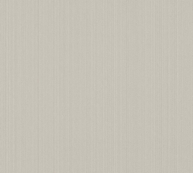 Wohnraum mit Holzbeistelltisch, Kommode, Dekoration und gerahmtem Bild