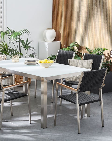 Gartenszene mit Esstisch und Stühlen, helle und freundliche Atmosphäre