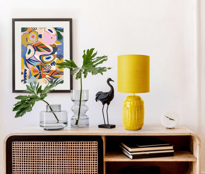 Zwei Gartenzwerge mit Bienen- und Blumenmotiven auf einer Wiese