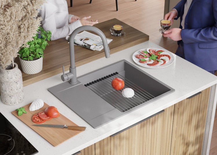 Küchenspüle mit Abtropfgestell, Armatur und Lebensmitteln auf der Arbeitsfläche