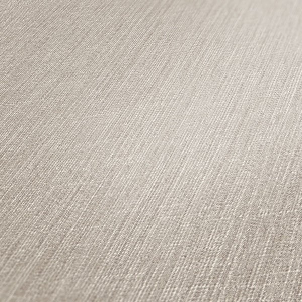 Wohnzimmer mit Sofa, Hocker, Stehlampe und Teppich