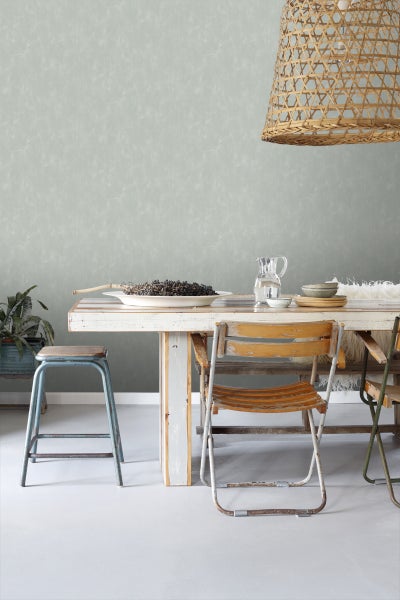 Esszimmer mit Esstisch, Stühlen und einer Rattanlampe