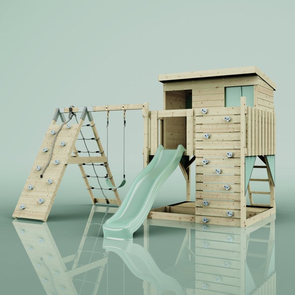 Moderner Wohnraum mit gemustertem Webteppich mit Fransen, grauem Sofa und Sideboard aus Holz mit Rattan-Geflecht vor hellen Vorhängen.