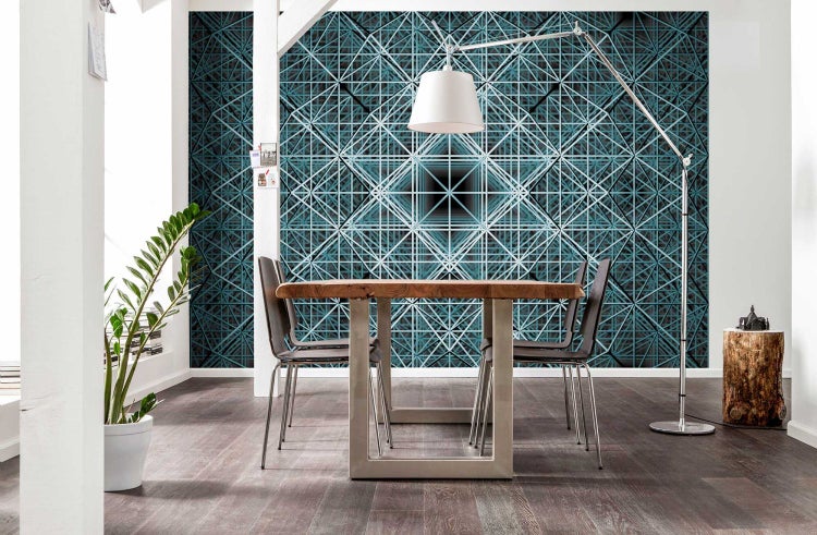 Esszimmer mit Esstisch, Stühlen und geometrischer Tapete