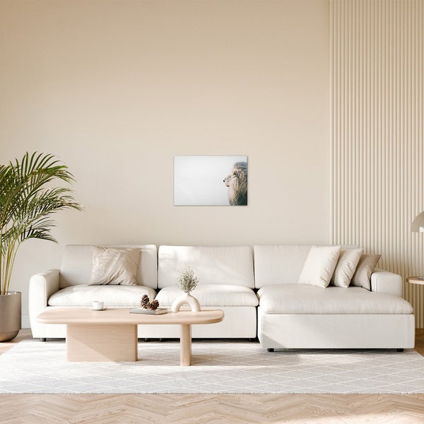 Wohnzimmer mit Sofa, Tisch und einem gerahmten Bild eines Löwen