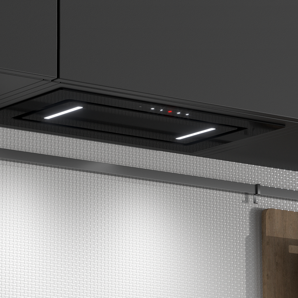 Einbau-Dunstabzugshaube mit integrierter Beleuchtung und Bedienfeld, montiert unter einem Küchenschrank.