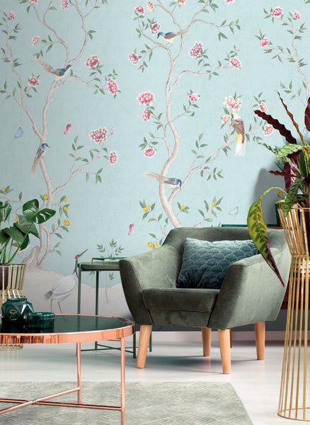 Wohnzimmer mit gemusterter Tapete, Sessel und Couchtisch