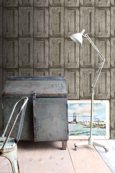 Dekoratives Interieur mit Schrank, Lampe und Wandtapete in Holzoptik