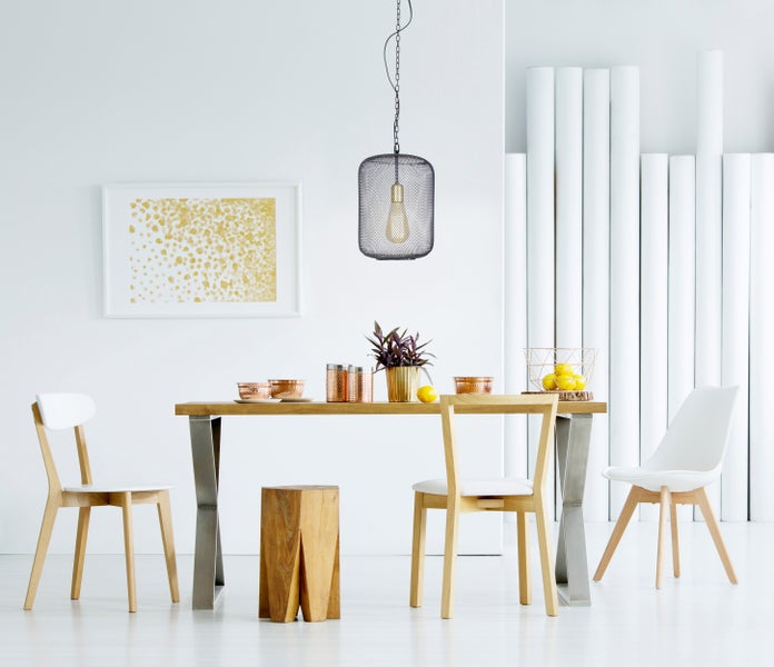 Esszimmer mit Esstisch, Stühlen und Pendelleuchte