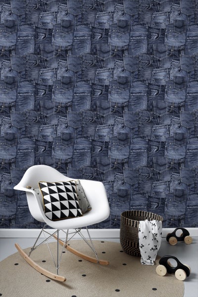 Raumgestaltung mit Jeans-Motivtapete, Schaukelstuhl und rundem Teppich