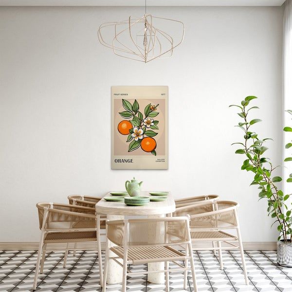 Gemäldeszene eines Esszimmers mit einem Wandbild mit Orangenmotiv über einem Esstisch