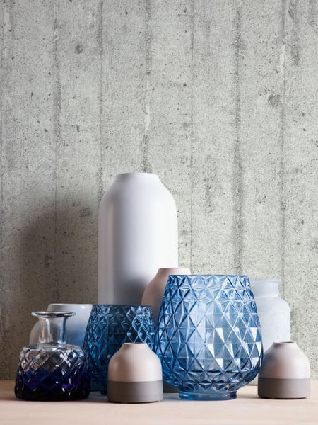 Blühender Rhododendron mit Blättern im Detail