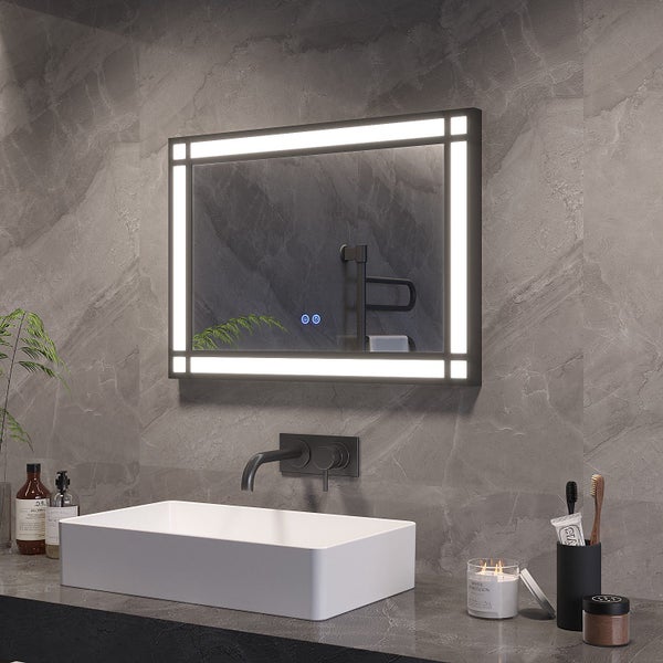 Rechteckiger LED Badezimmerspiegel mit integrierter Beleuchtung über einem Waschbecken in einem modernen Badezimmer.