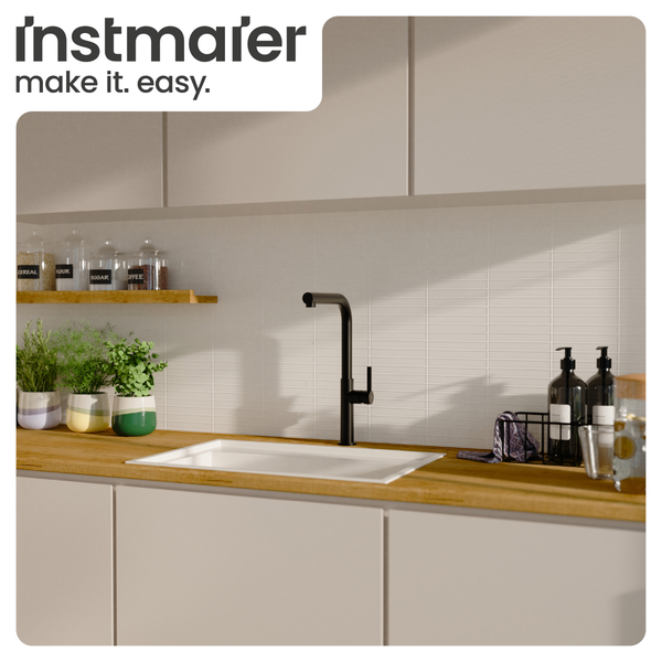 Küchenszene mit Spüle, Armatur, Fliesen und Dekorationen