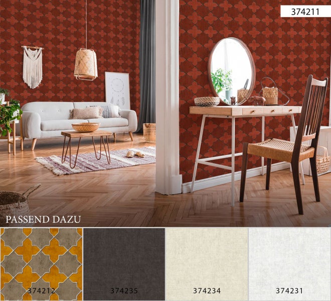 Wohnraum mit roter gemusterter Tapete, Sofa, Tisch und passenden Tapetenmustern