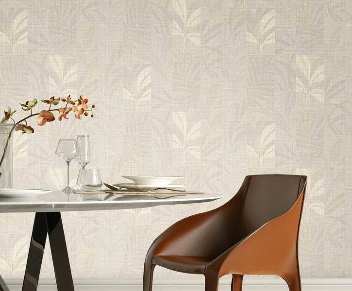 Szene mit floral gemusterter Tapete, Sessel, Decke und Vasen auf einem Holztisch