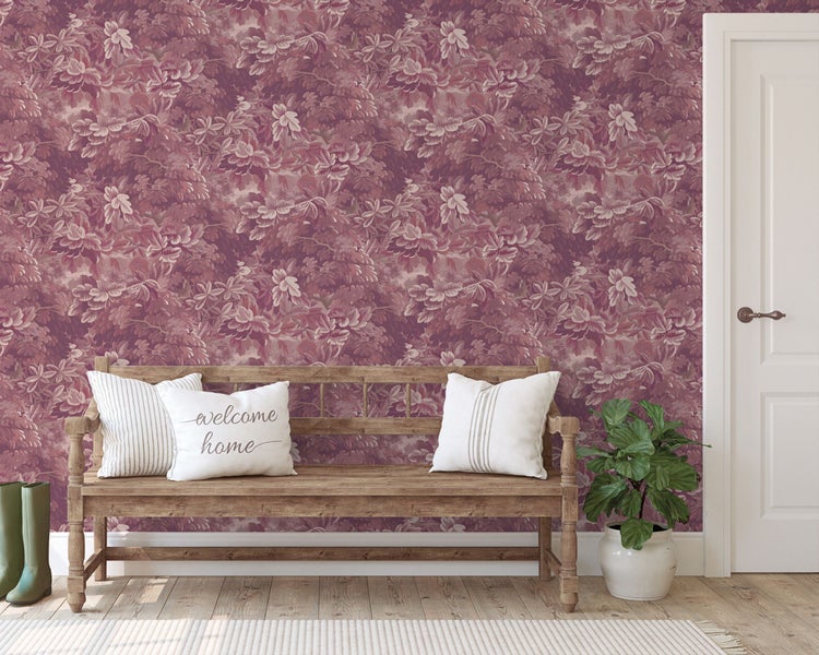 Szene mit Blumentapete, Holzbank, Kissen und Topfpflanze in einem Flur