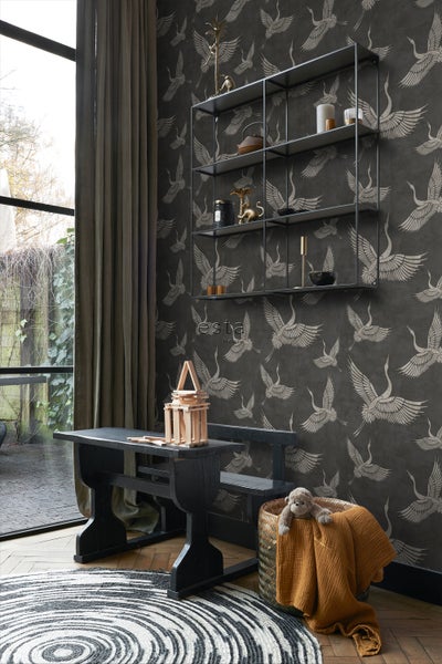 Dekoratives Zimmer mit Tapete, Regal, Tisch und Teppich für ein stilvolles Ambiente.